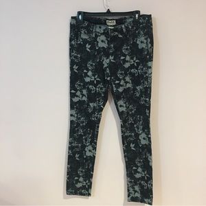 host pick! 🎉🎉🎉Mudd black and gray flowered jeggings